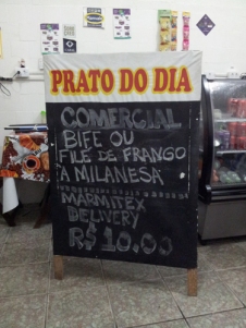 Biff av okse eller kylling, ris, bønner, chips til 10 reais/ca. 30 NOK
