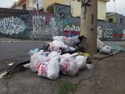 Gjerne grytidlig om morgenen tre ganger i uka henter kommuneansatte avfall fra fortauene i Sao Paulo