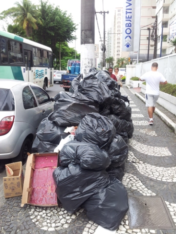 I Santos bygger slike søppelberg seg opp omtrent ved hver tjuende meter på fortauene i timene før de faste hentetidene